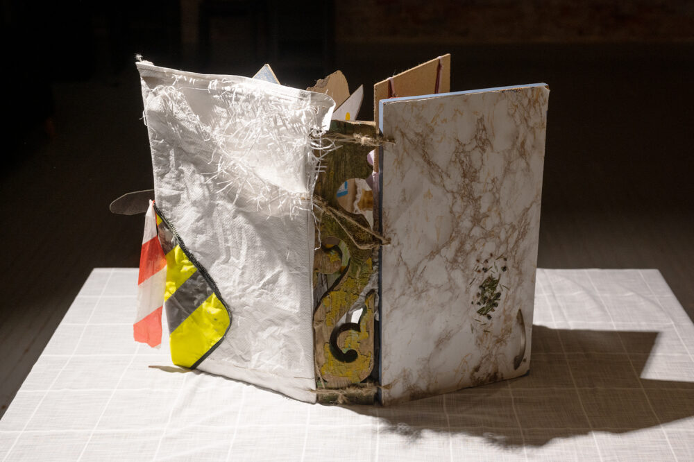 Книга-скульптура “Нарва — книга из мусора”⎜Маша Привен