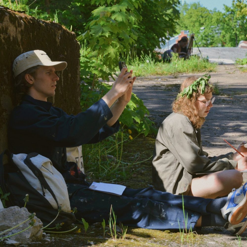 Painting with EKA students on Kreenholm territory