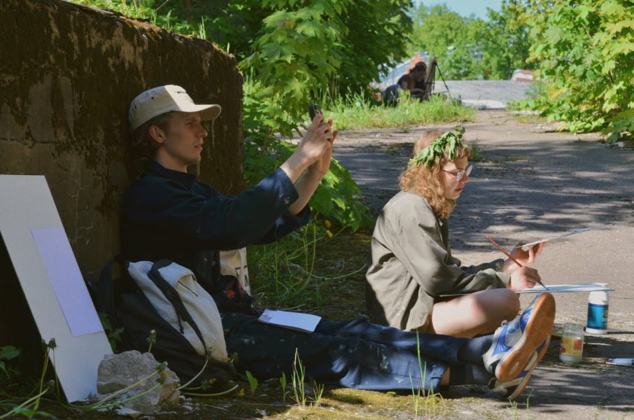 Painting with EKA students on Kreenholm territory