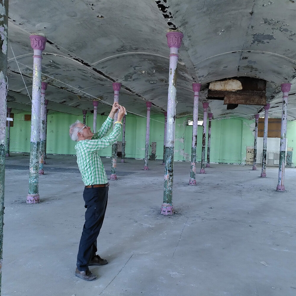 Installatsioon “A Poem between Columns” Kreenholmis, näitus ja luuleõhtu NARTis