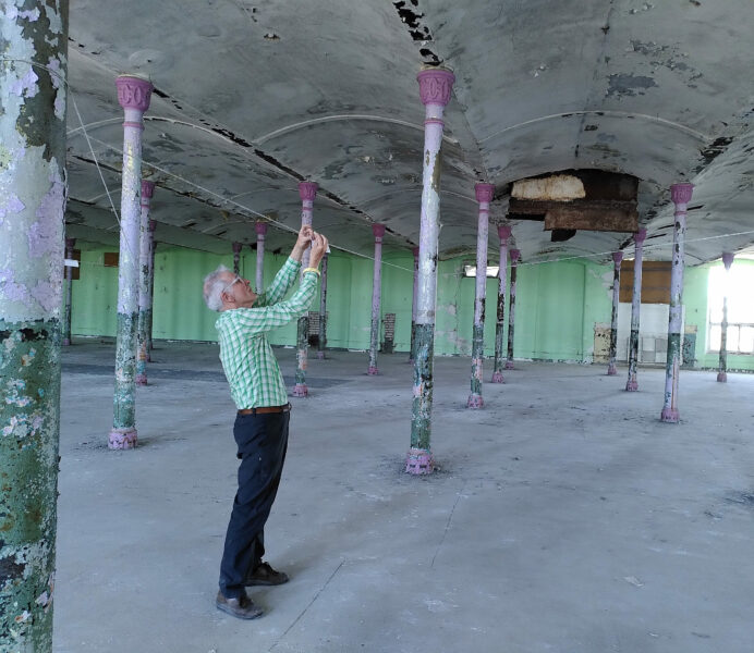 Installatsioon “A Poem between Columns” Kreenholmis, näitus ja luuleõhtu NARTis
