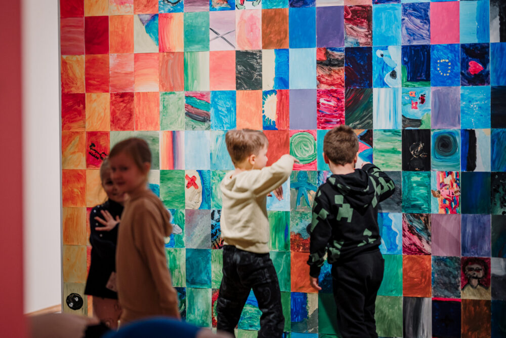 Join a free colouring workshop with your class
