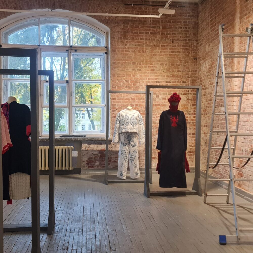 18.10 Curator’s tour of the exhibition “Threads of Kinship”