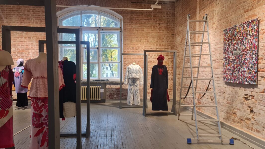 18.10 Curator’s tour of the exhibition “Threads of Kinship”