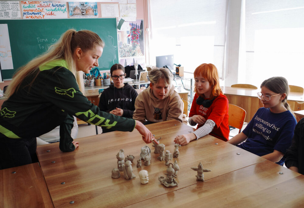 Mida muudab kunstnik koolis? „Kunstnikud on kohal“ mõju-uuringu vahekokkuvõte