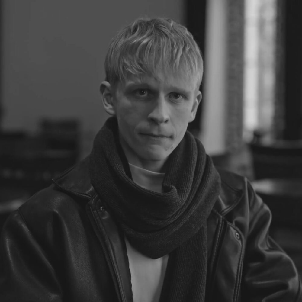 Oliver Issak | “Kunstnikud on kohal” (estonia)