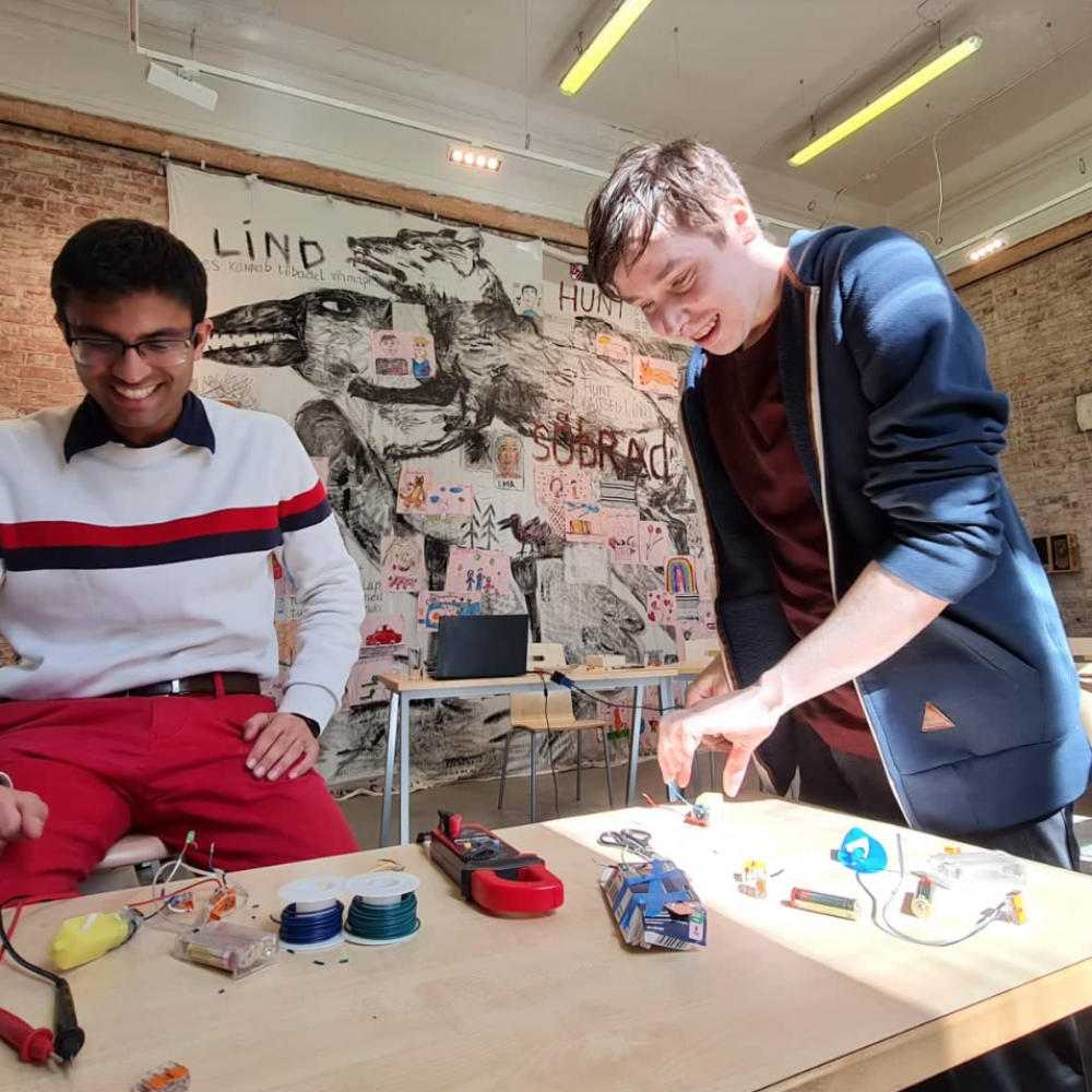 Designing Kratts: Storytelling with Simple Robots